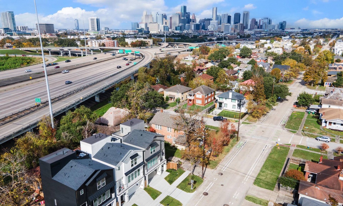 South Central Houston House | Downtown & Med Center Near U of H and TSU + NRG + City Views