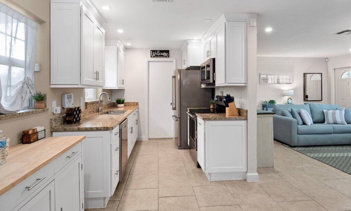 East Naples House | Dreamy Beach House, 4bd+ Pets Friendly+Parking