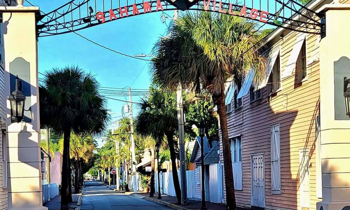 Downtown Apartment | Duval Street Suites with full kitchen heated pool, free parking