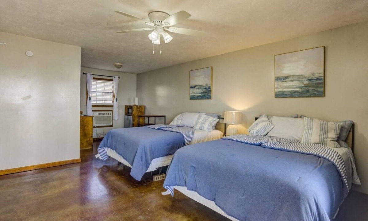 Redwood Hotel | Eagle Landing Hotel Room 2