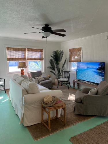 Parker House | East Bay Pearl Cottage