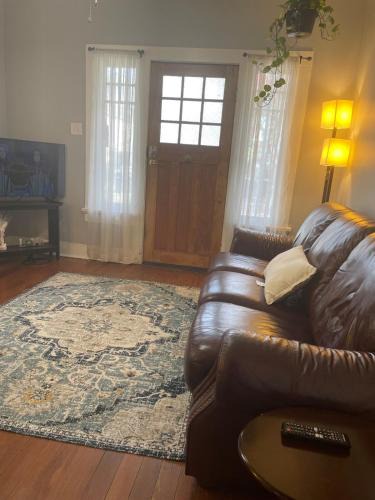 West Riverside Apartment | East Riverside- Great Location-Quiet &
