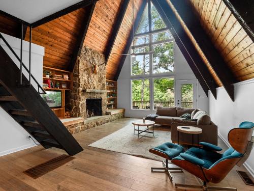 Townley House | Echo Point - Pet-Friendly! Cozy Cabin Located Near Duncan Bridge Marina!