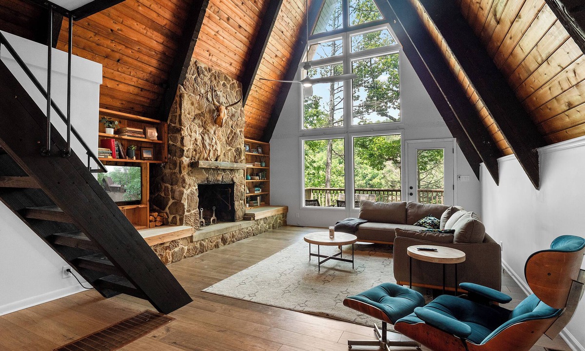 Townley House | Echo Point - Pet-Friendly! Cozy cabin located near Duncan Bridge Marina!