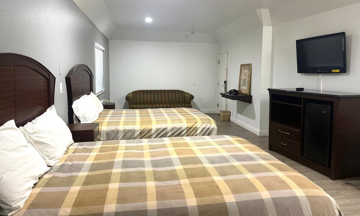 Greater Greenspoint Hotel | Efficient Stay | 3 Affordable Units | 6.8 miles to IAH Airport | Free Breakfast