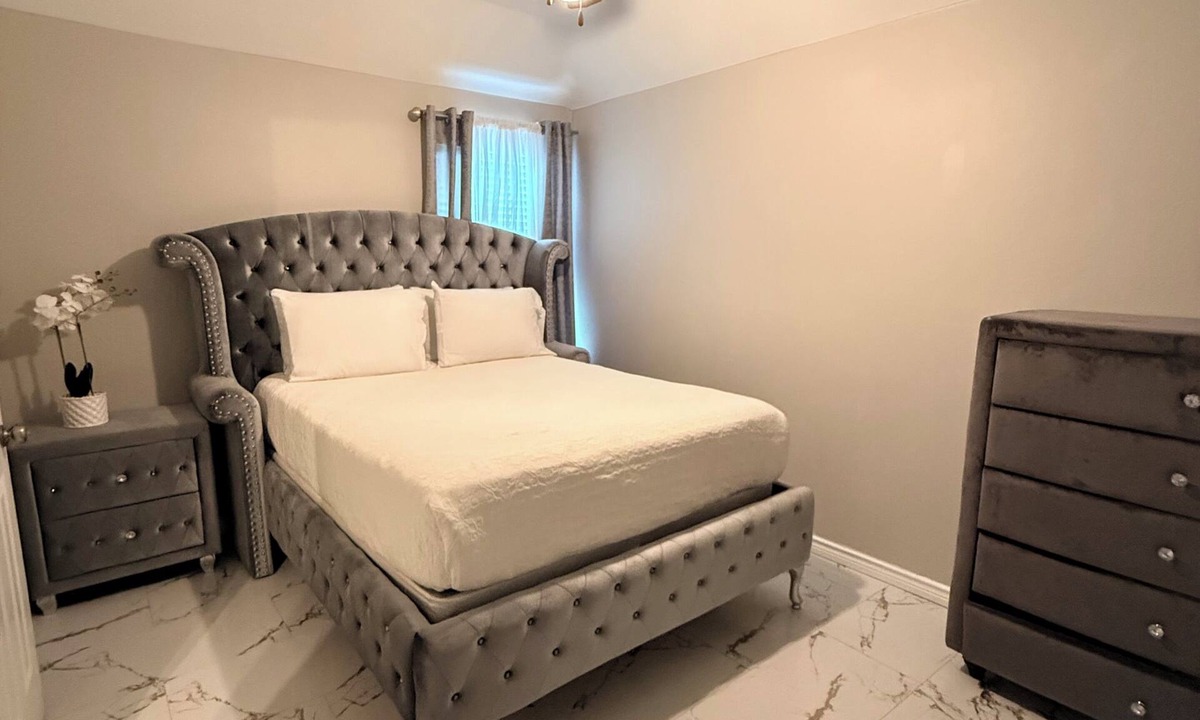 South Arlington House | Elegant 4-Bedroom Luxury Home,Theater, Sunroom & Outdoor Grill Near AT&T Stadium