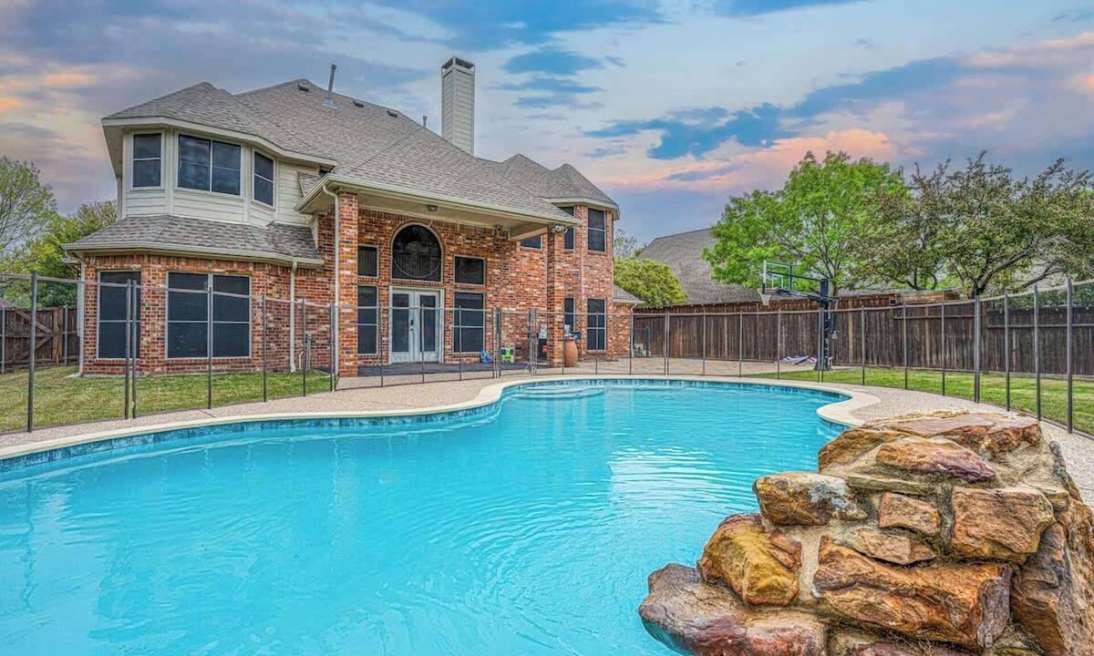 Allen House | Elegant 5 BR 3 Full BA Estate Pool Oasis PingPong Sleeps 22 EV Level 2 Charger