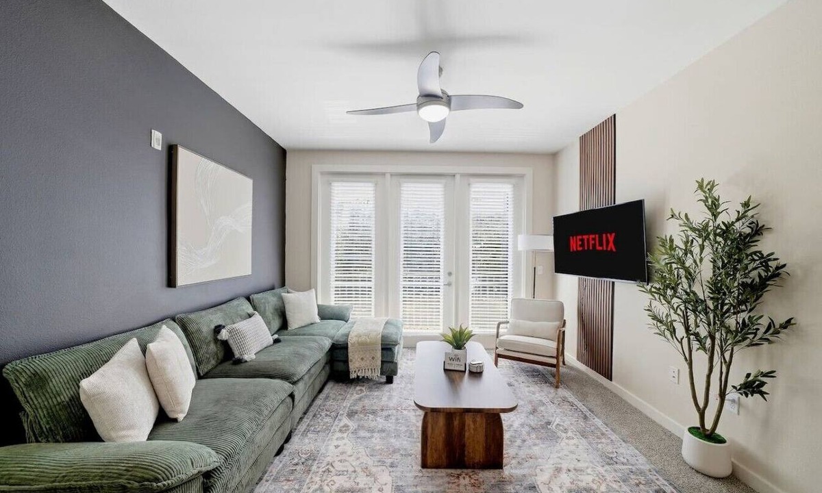 Courier City - Oscawana Apartment | Elegant Escape | 2 King Beds | Pool Yoga Gym