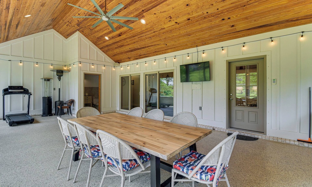 Ono Island House | Elegant Home w/Outdoor Kitchen in Robertsdale