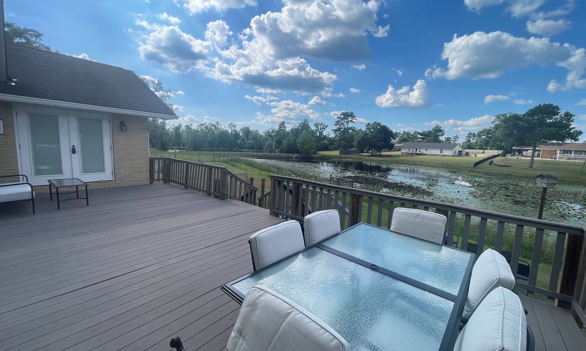 Marianna House | Elegant Peaceful Lakefront house in pleasant Marianna with WiFi, AC
