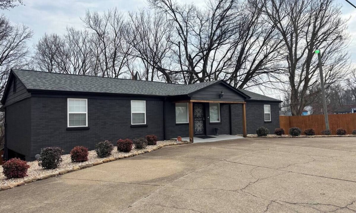 Millington House | Elvis, Blues & BBQ: 4BR Home Just Outside Memphis, Minutes from USA Ball Stadium