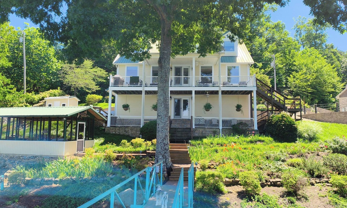 Arley House | EMERALD LAKESHORE - Your perfect water's edge retreat! 4 BRs, sleeps 9 plus Kids