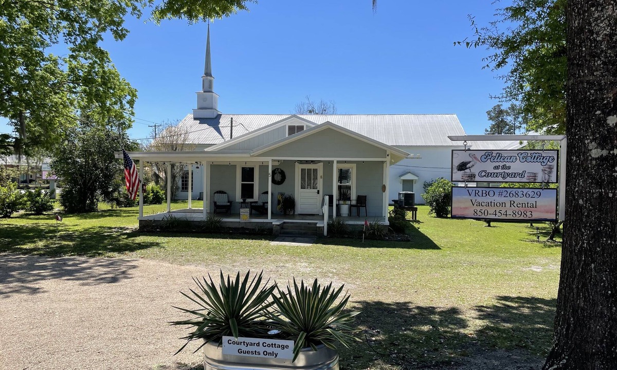 Crawfordville Cottage | Enjoy Crawfordville at the Courtyard’s Pelican Cottage.