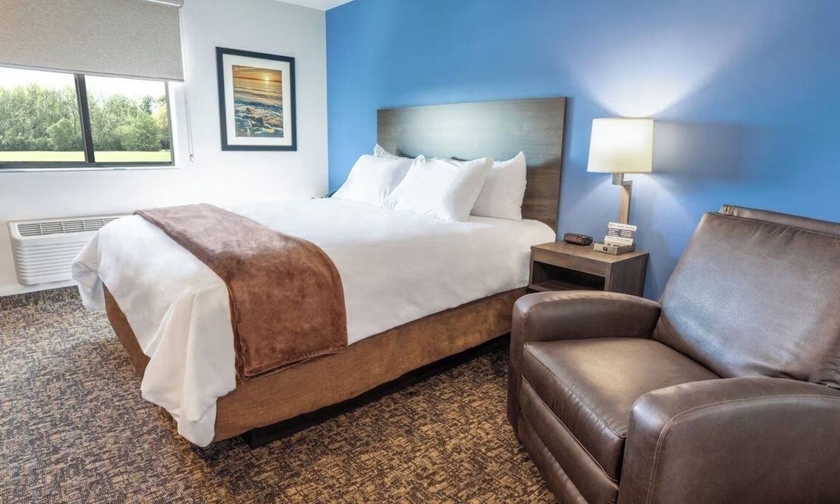 Deep Creek Hotel | Enjoy Easy I-75 Access in Punta Gorda | Close to Military Heritage Museum - 6 mi