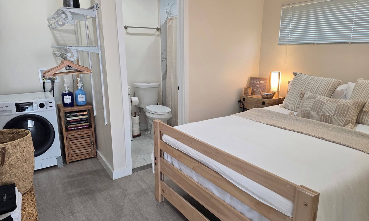 Carver City - Lincoln Gardens Apartment | Entire guesthouse in Westshore, Tampa