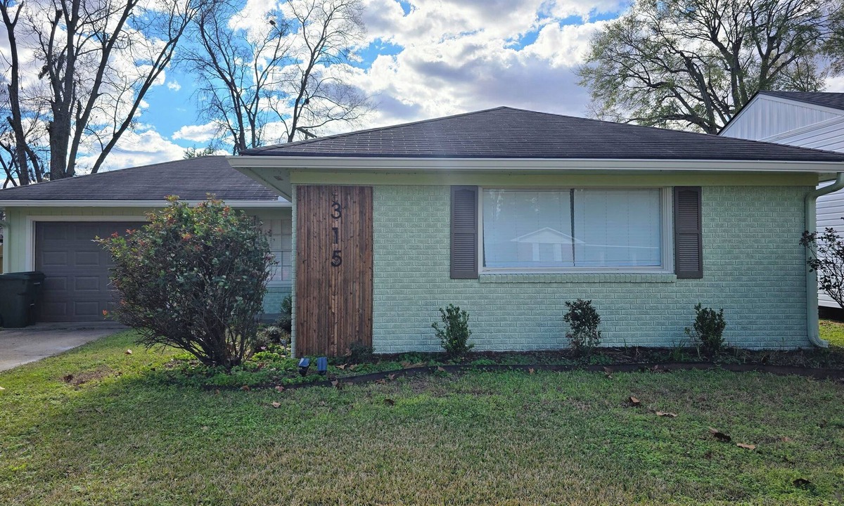 Broadmoor House | Entire home in the Broadmoor area of Shreveport Louisiana. 4 beds and 1 bath