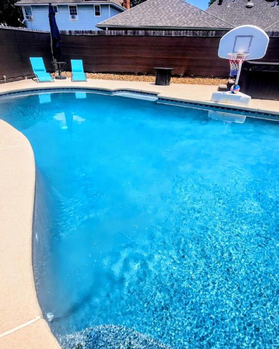 Deer Park House | Entire Home, Watch Your Favorite Movies at the "Dive-In" Centrally Located, 3-2 with Hot Tub & Firepit