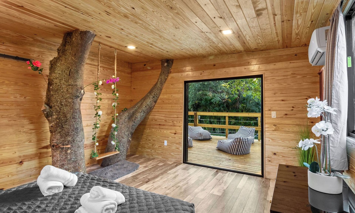 Golden Glades Villa | Epic Treehouse Villa - Pool Pickleball