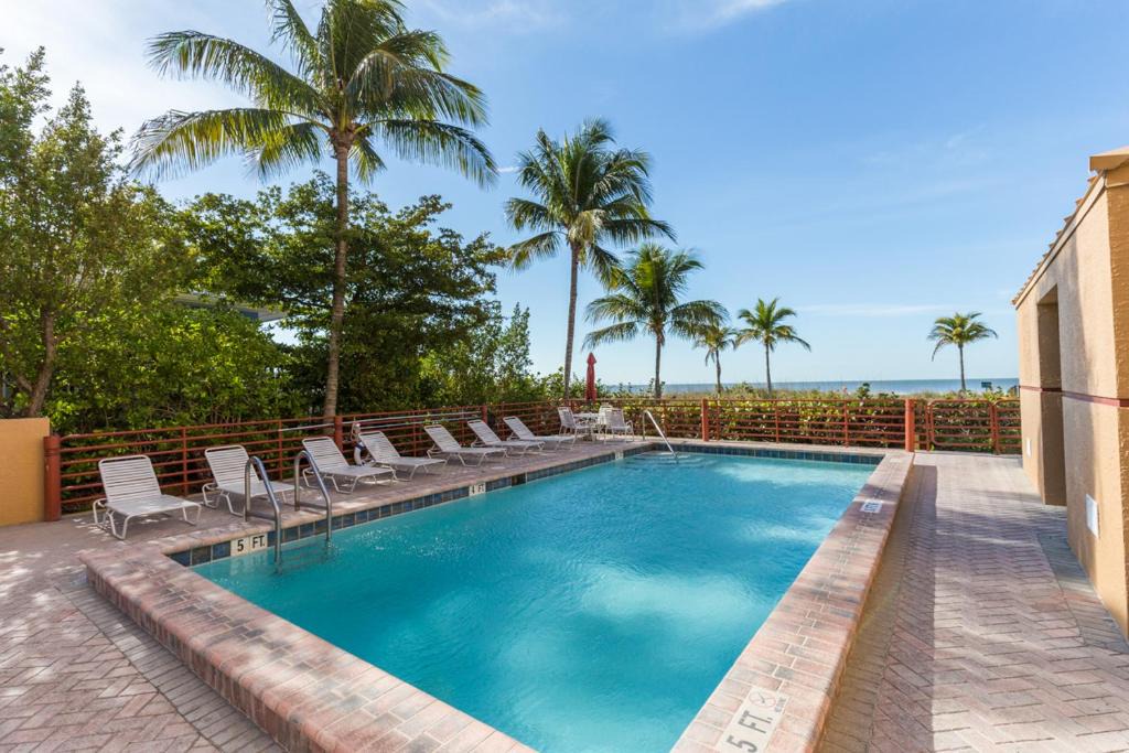 Fort Myers Beach Apartment | Estero Island Beach Villas 304, Sleeps 6, 2 Bedrooms, Gulf Front, Heated Pool