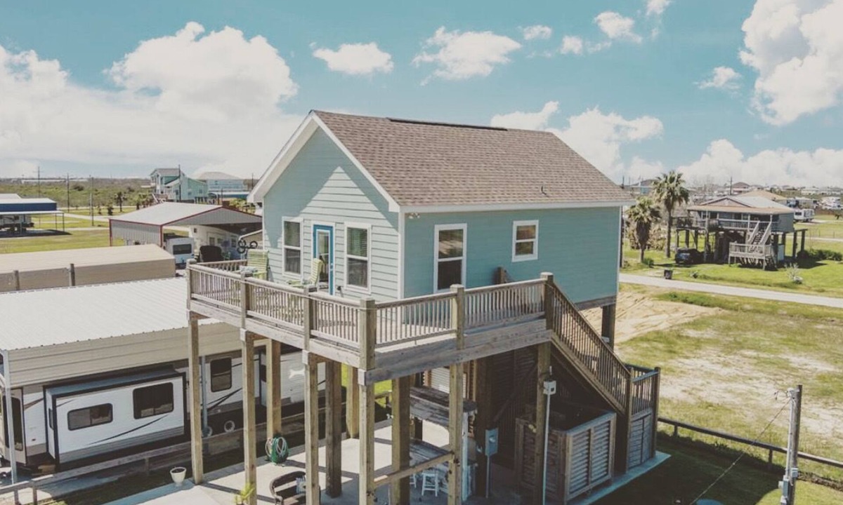 Crystal Beach Cottage | EV charger, stylish 1bdrm beach cottage sleeps 4, quiet walk to beach, fenced.