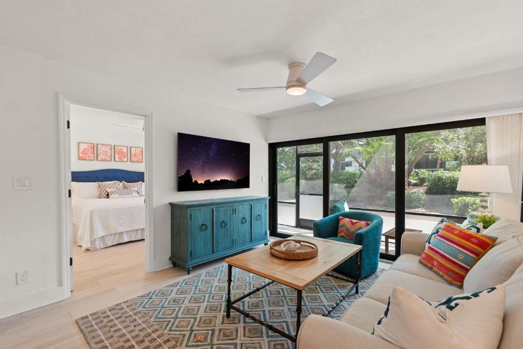 Park Shore House | Exquisite Luxury First Floor Condo - Easy Walk to Amenities