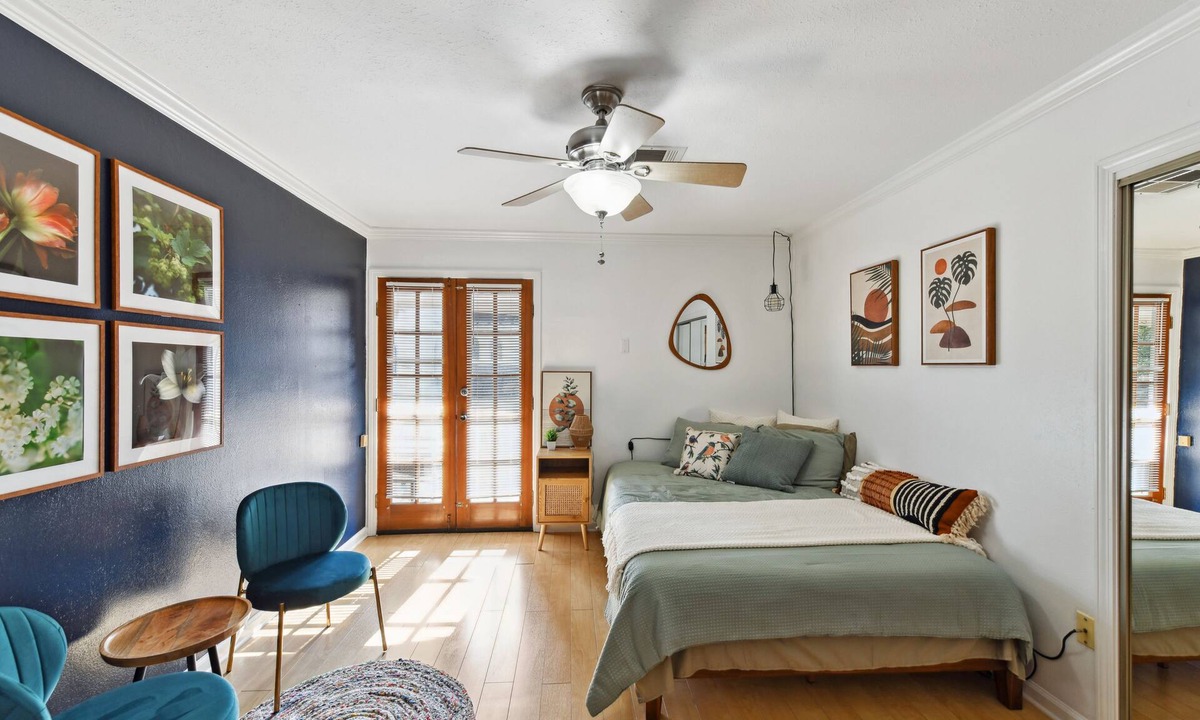 Faubourg Delassize Condo | Extended Stay High-End Garden District Condo on St. Charles Streetcar Line