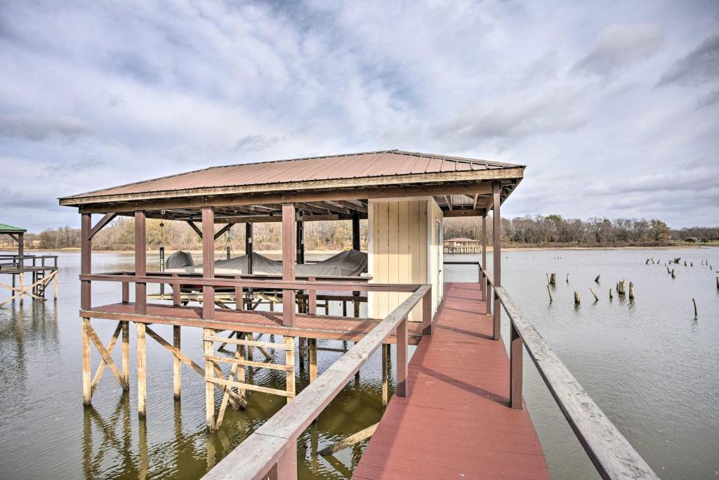 Alba House | Family Alba Home w/Boat Dock on Lake Fork!