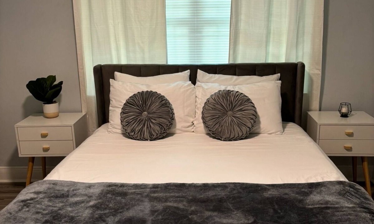 Carrollwood House | Family-Friendly 2BR Stay Near Busch Gardens & Tampa Attractions