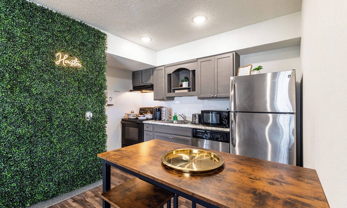 Braeswood Place Apartment | Family Friendly Retreat near Med Center NRG Stadium Perfect for Your Getaway