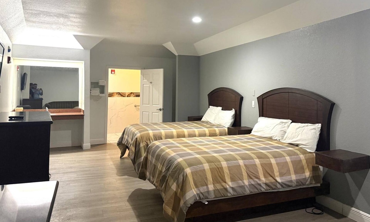 Greater Greenspoint Hotel | Family-Friendly Room w/2 Queen Beds | Less Than 7 Miles from IAH | Free Parking