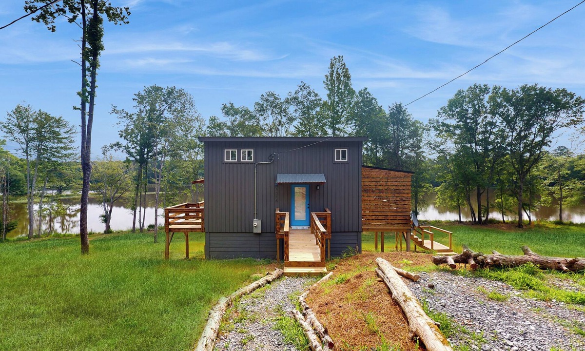 Cedar Bluff House | Family Fun! Riverside Home w/Fire Pit