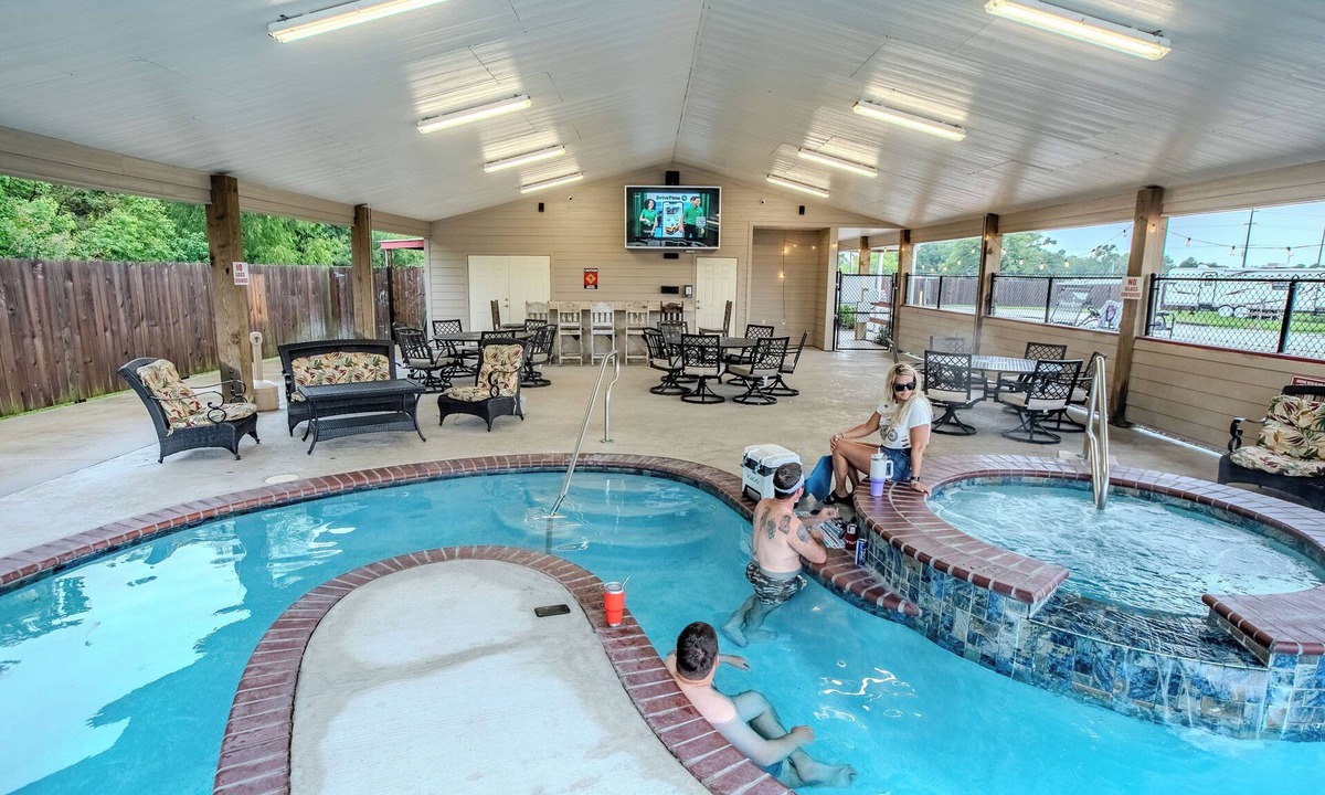 Carlyss House | Family Getaway: Pools, Fishing & More Near Big Lake Adventures