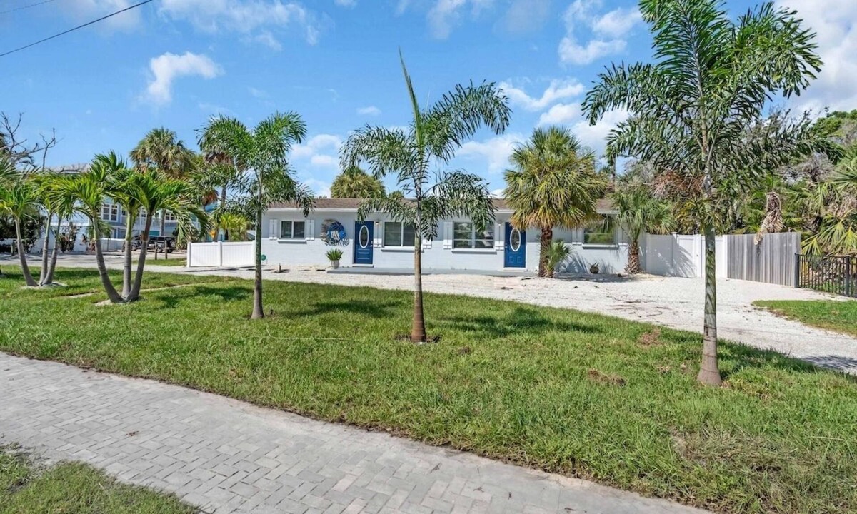 Holmes Beach Cottage | Family/pet friendly less than a block to white sandy beaches. Trolley stop