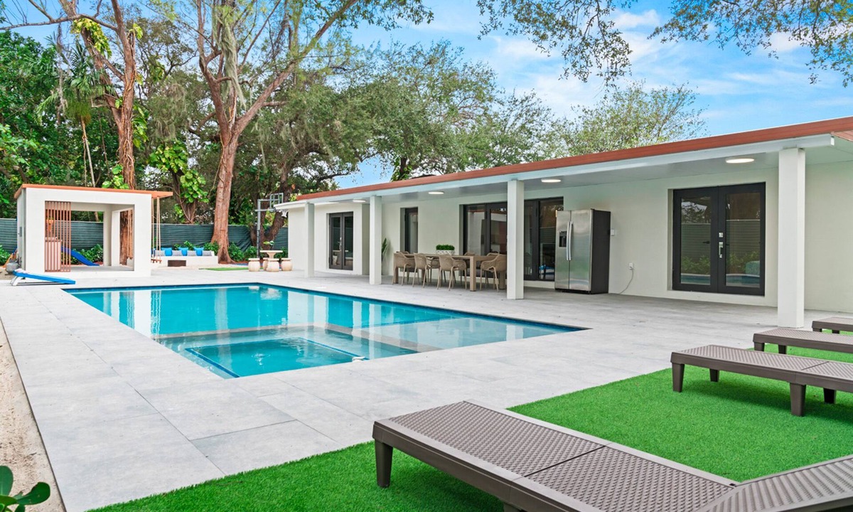 Seybold House | Family Resort Pool Spa BBQ Court & Playground