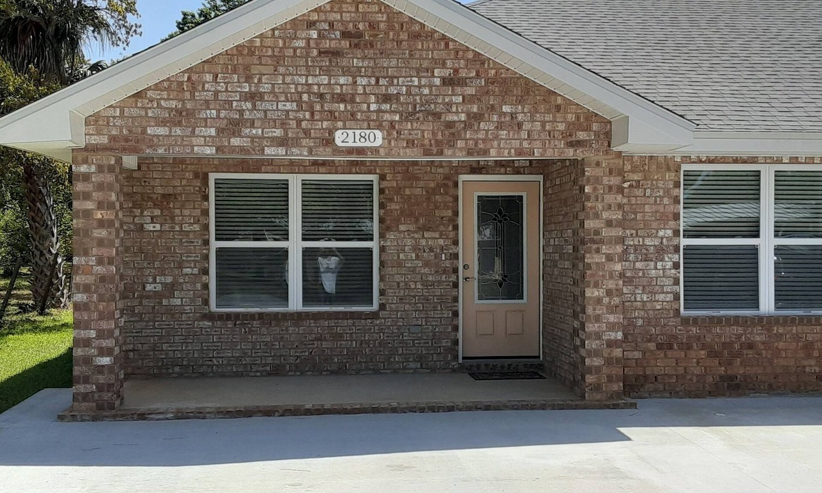 Navarre Apartment | Family-sized Apartment, ten minutes to Navarre Beach.