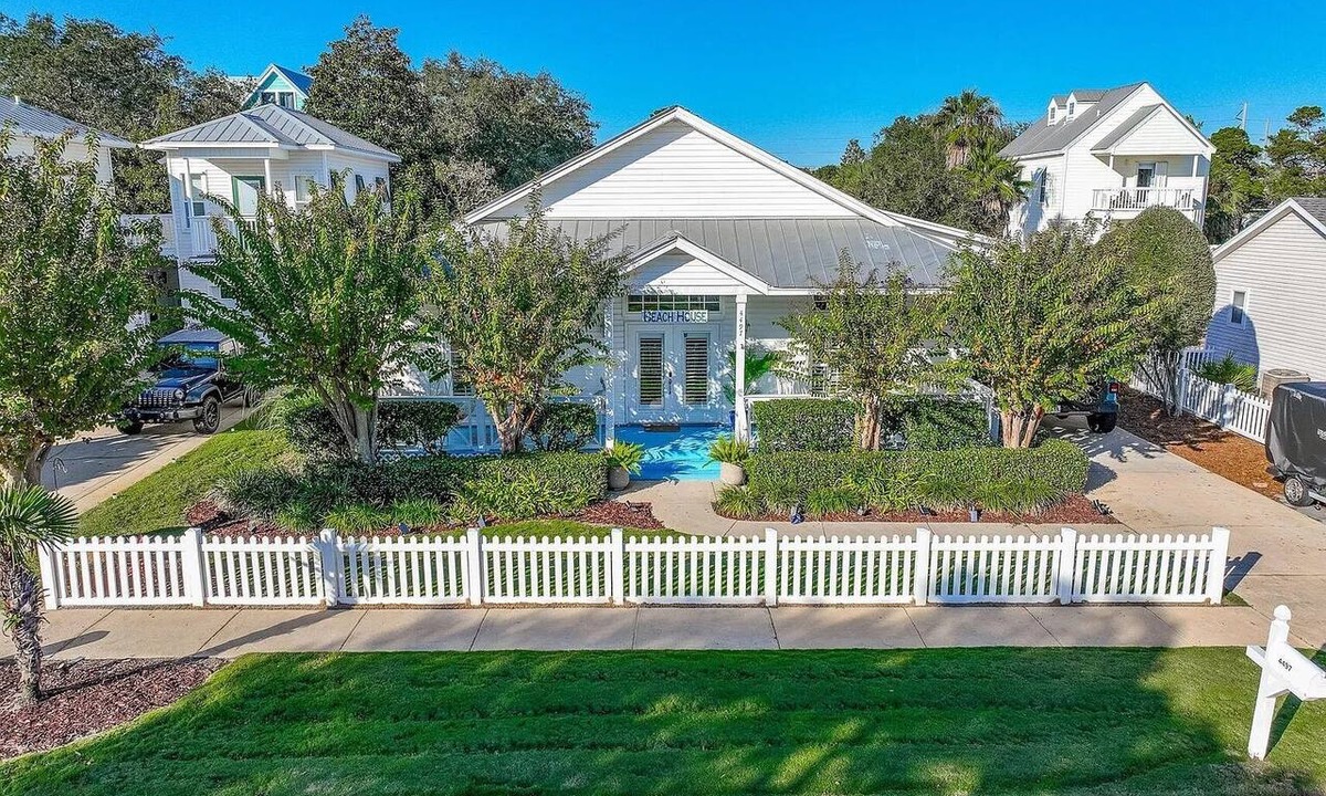 Clipper Cove House | 🏖️ Fancy Nancy’s Beach House 🌴 Walk 2 Beach Community Pool Porch Swing
