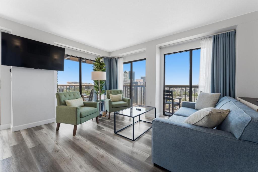 Southwest Orlando Apartment | Fireworks View Getaway with Terrace and Kitchenette