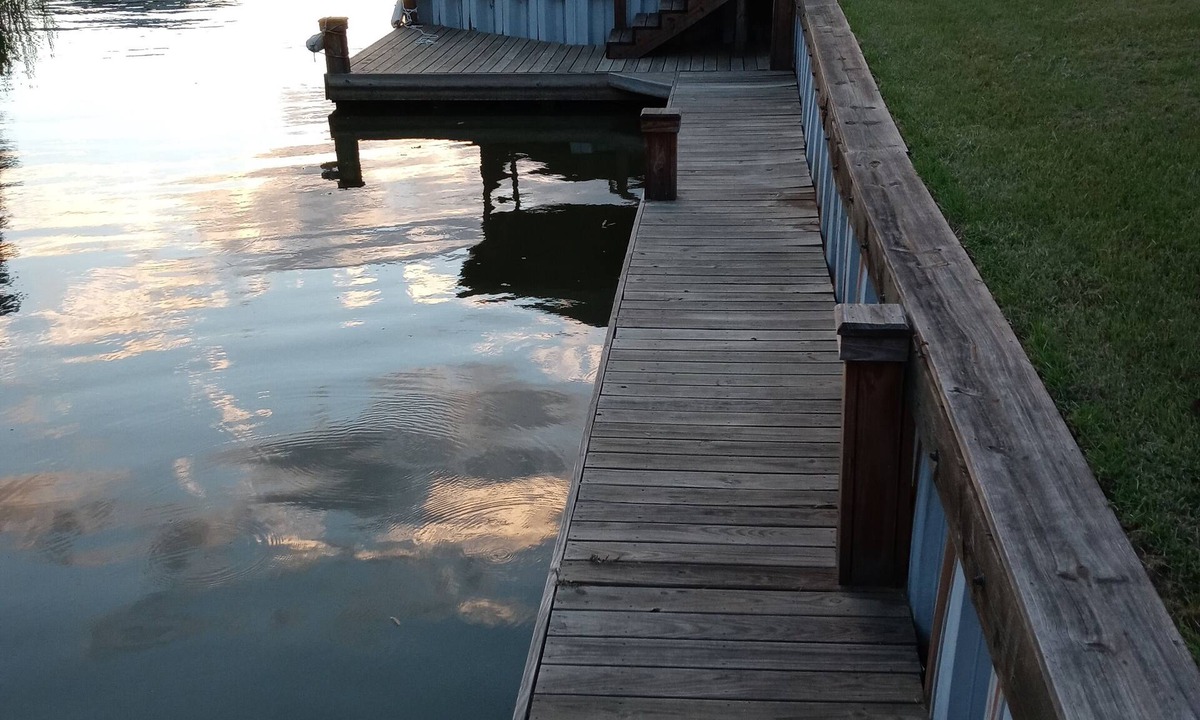 Jewett House | Fisherman’s Getaway with Sunset Views & Room for 11