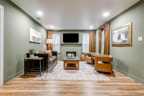North Hi Mount House | Fort Worth Cottage l 2 Bed with King & Queen l Walking Distance Will Rogers