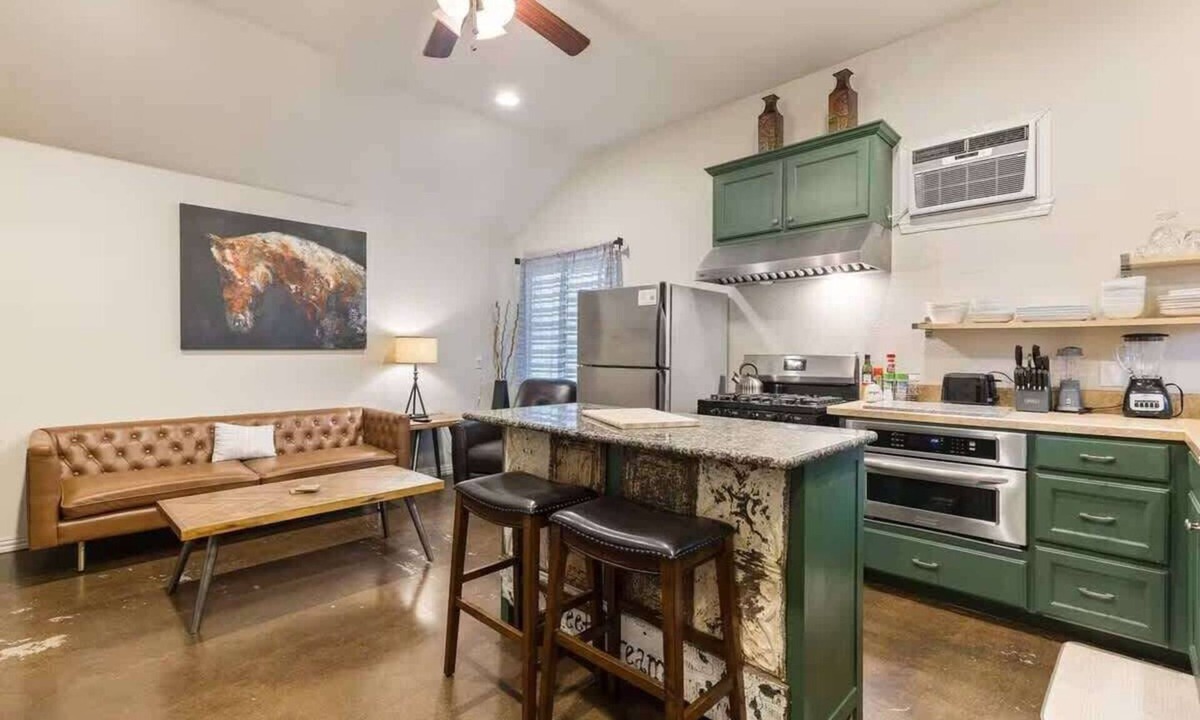 Arlington Heights Apartment | Fort Worth Getaway: Stylish Garage Apartment Near City Attractions