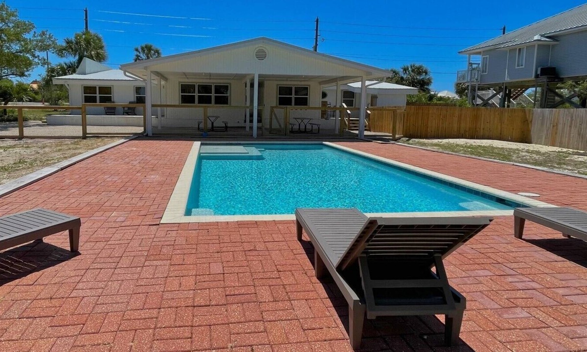 East End House | Free Beach Gear Credit, 2-Min Walk To Beach, Swimming Pool!