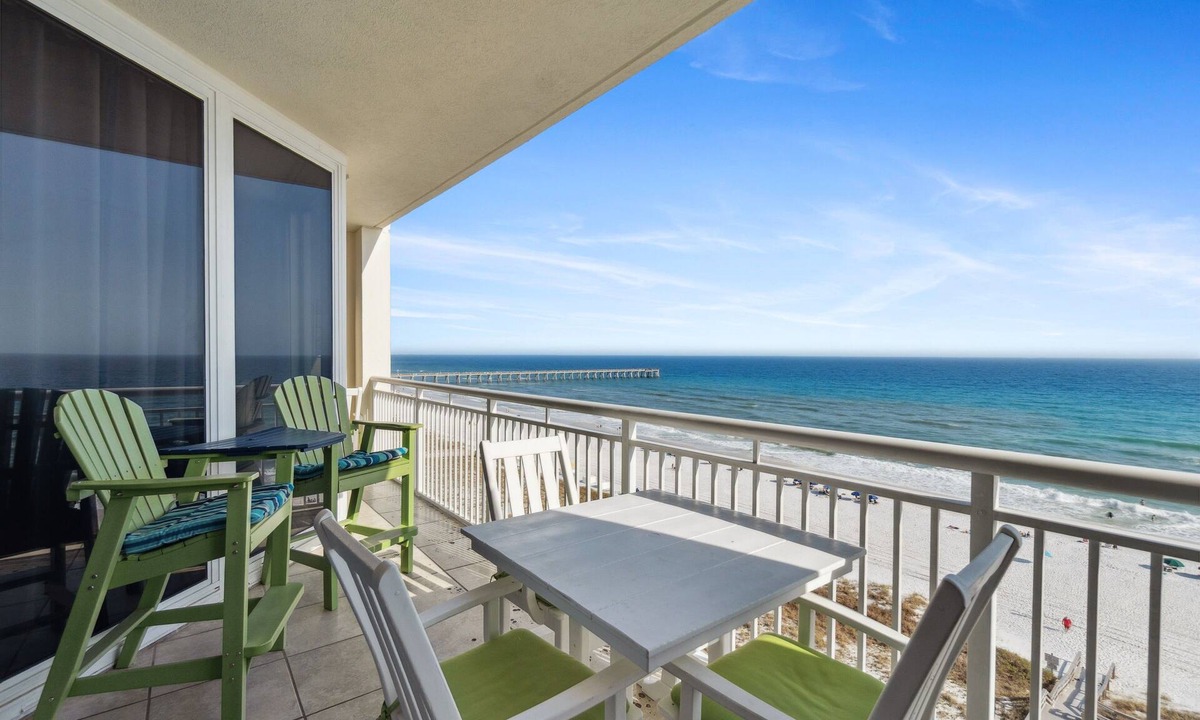 Navarre Beach Condo | Free Beach Service! Newly Updated/Beachy 8th flr condo w/stunning Gulf Views!