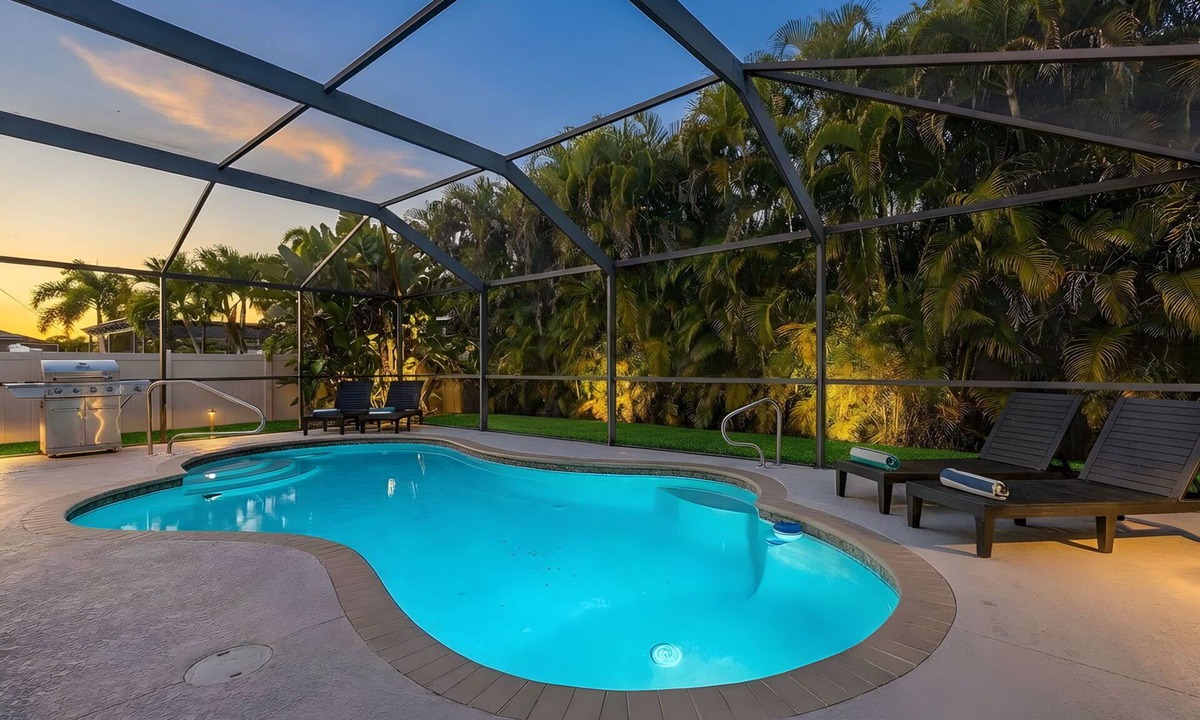 Pelican House | Full Patio Bar with TV! 3 King Beds! Beautiful neighborhood!
