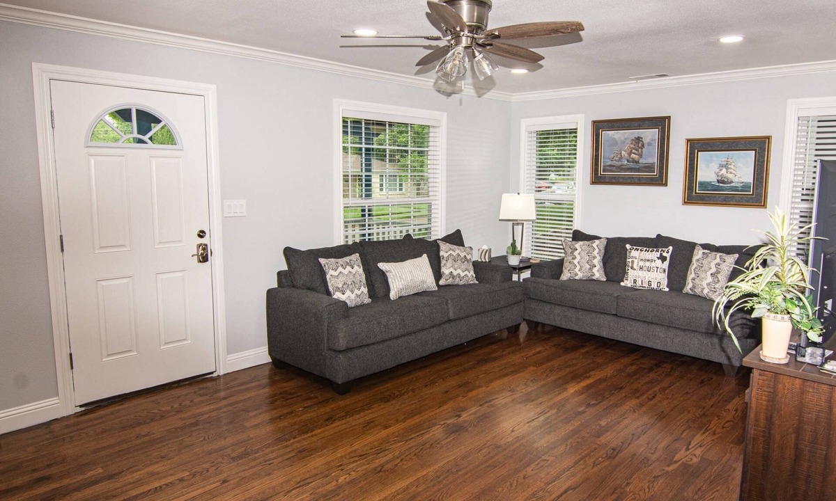 Arlington Heights House | Fully Remodeled Home near Dickie's Arena, Will Rogers and Downtown | Great for Families & Friends