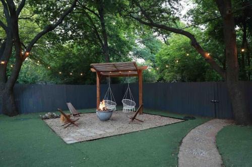 Dallas House | Funky 3BR Cottage with Private Mini Golf and Fire Pit