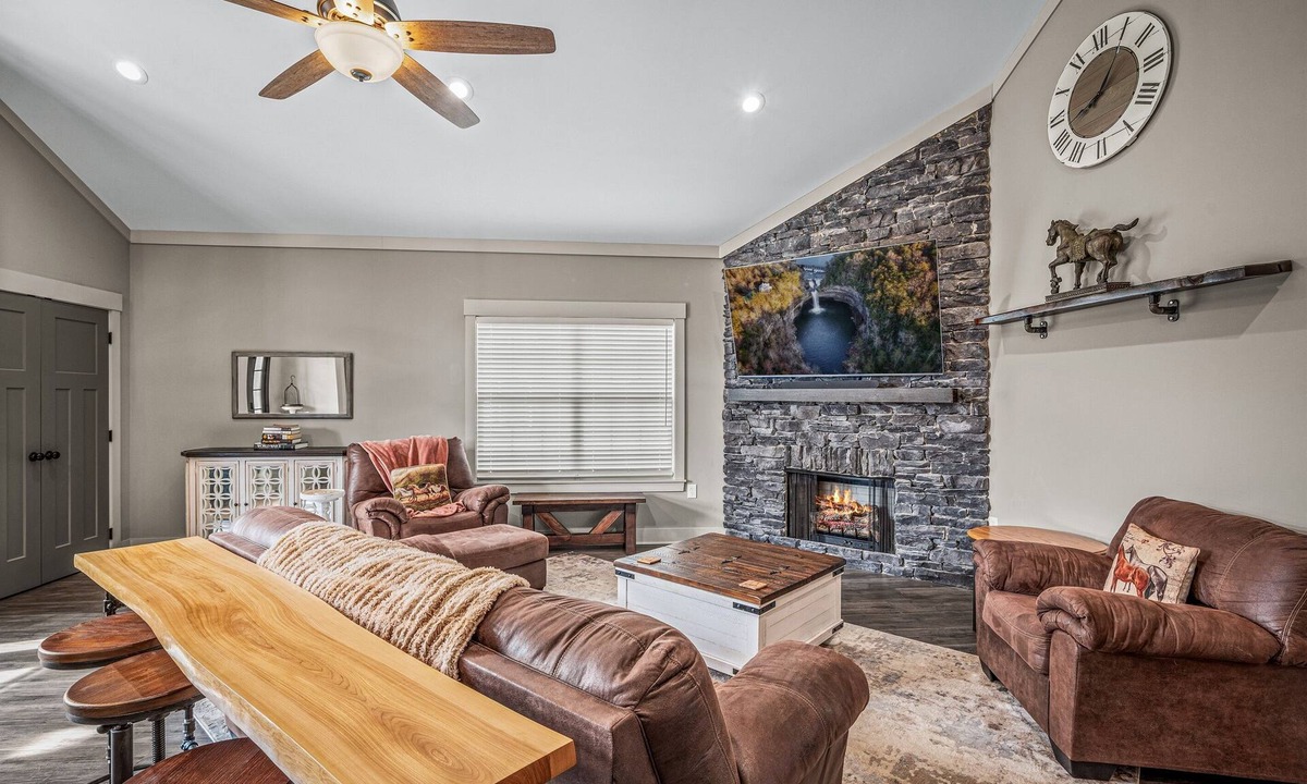 Rainsville House | Gallop and Grace Cottage | Fast Wi-Fi | King Suite | 4 Smart TVs | Soaking Tub