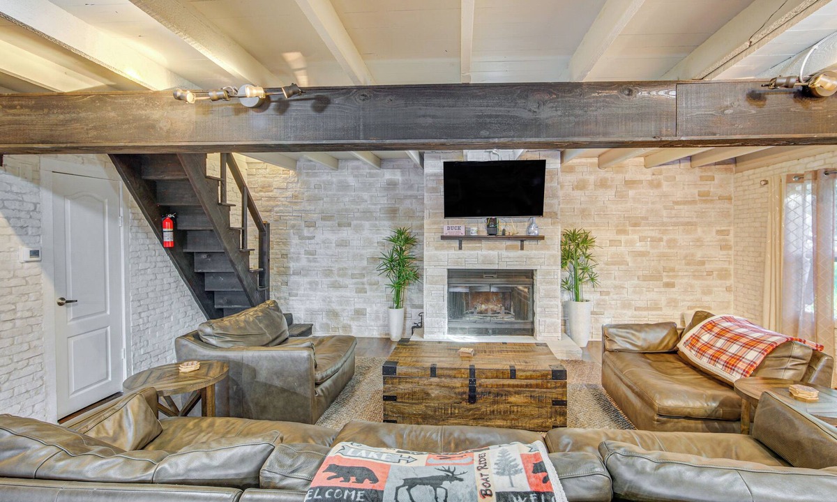 Streetman House | Game Room, Trails! 30-Acre Lakefront Streetman Gem