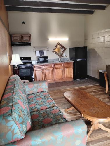 Baton Rouge Apartment | Gated 1 King Bed Room 1 Bath Apt with Full Kitchen 135