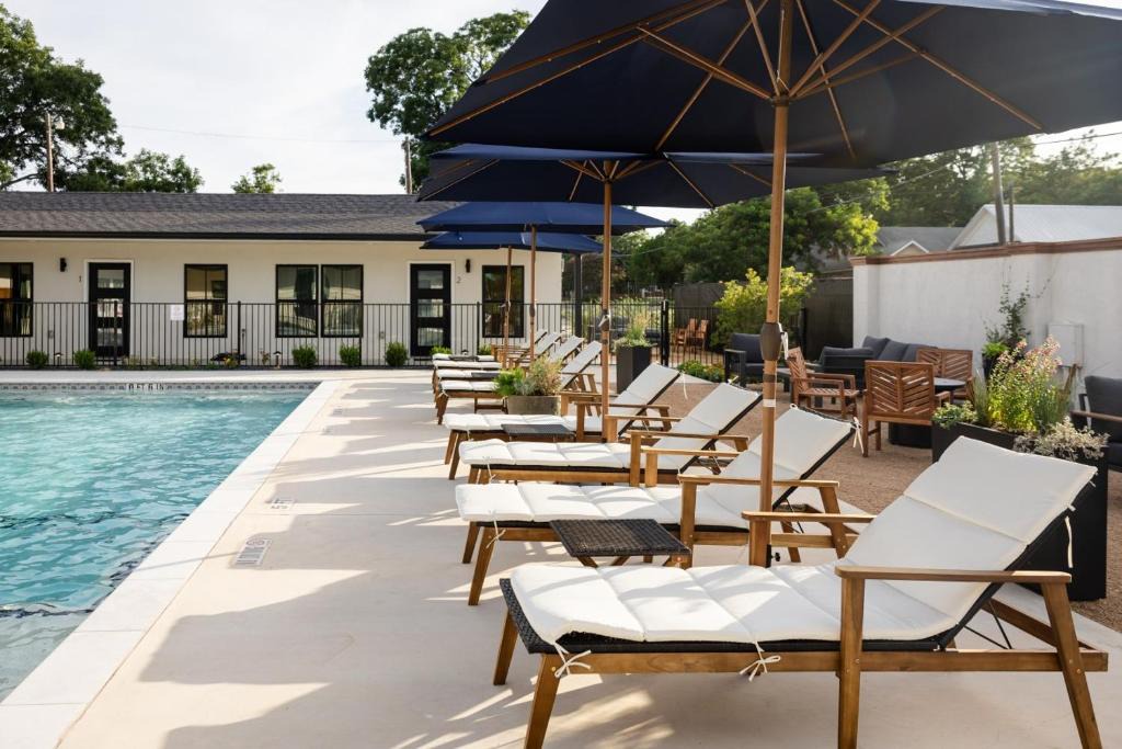 Brazos House | Gloria Cottage - 2 blocks to Magnolia and 3 mins to Baylor