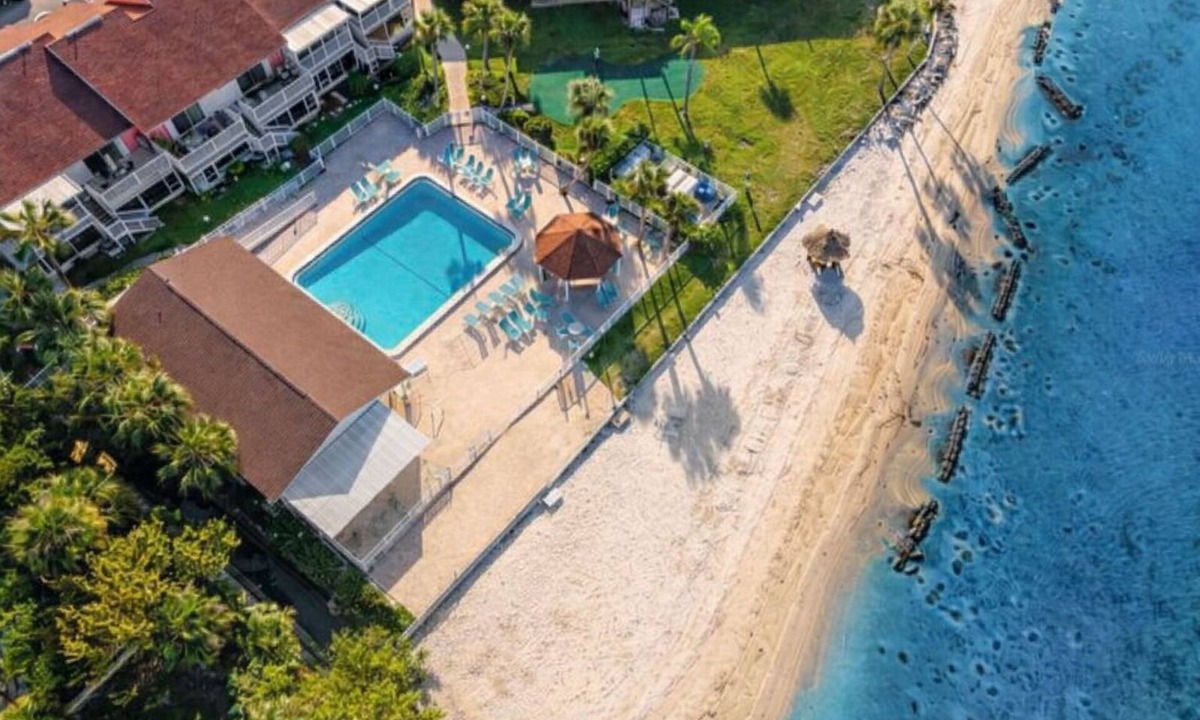 Bayview Condo | Gorgeous 1 BR top floor + Private Beach + pools + hot tub Washer Dryer + Balcony